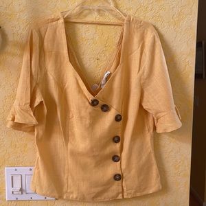 WOMEN’s BUTTON UP TOP SIZE M